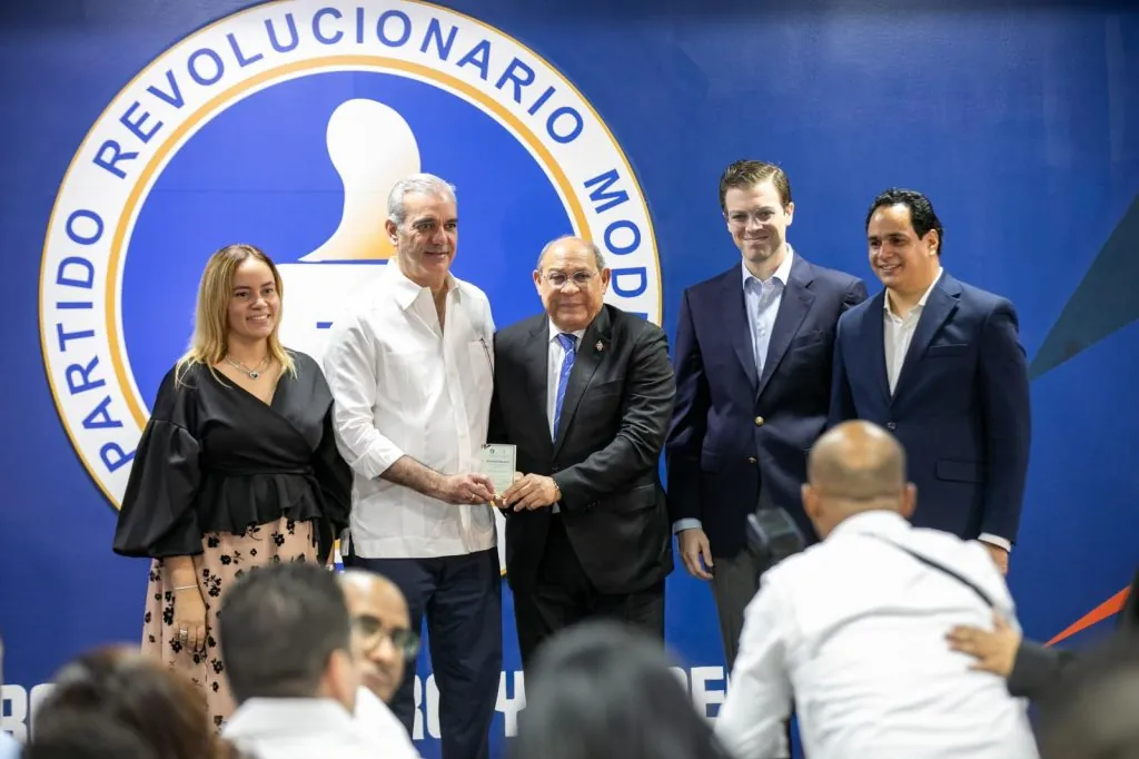 Abinader apuesta por la educación y encabeza graduación en su primer acto como presidente del PRM