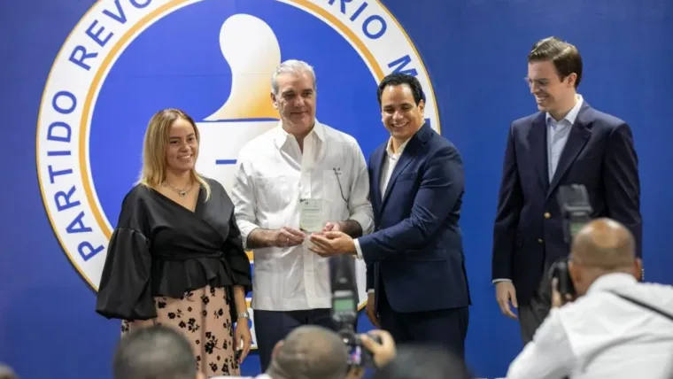 Abinader apuesta por la educación y encabeza graduación en su
