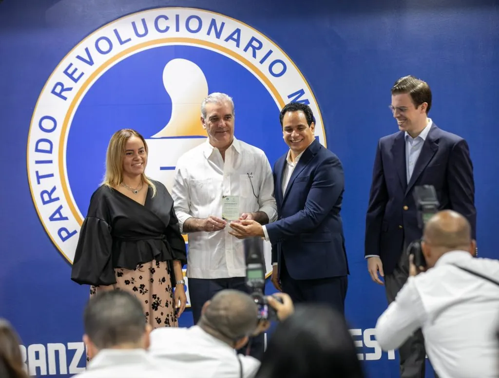Abinader apuesta por la educación y encabeza graduación en su primer acto como presidente del PRM