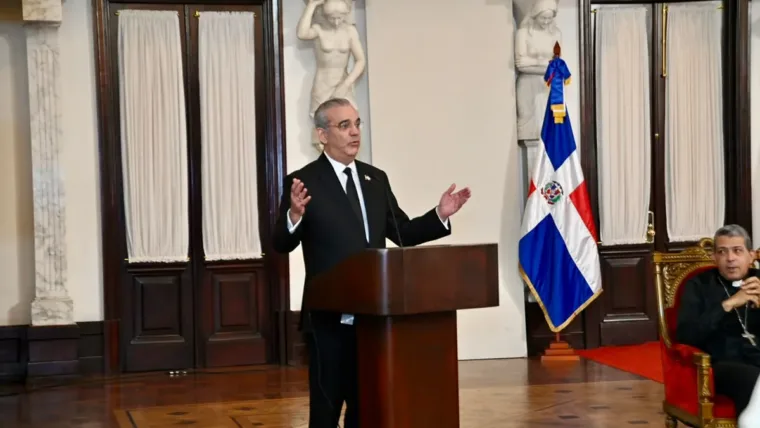 Abinader asegura “la oración que llega al corazón también
