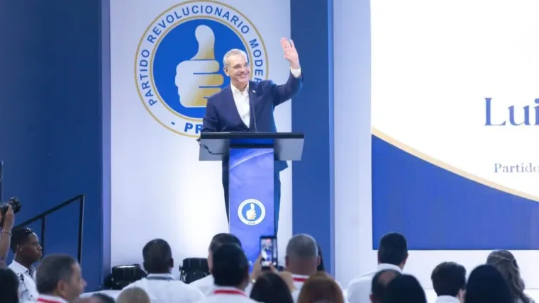 Abinader asume la presidencia del PRM y reivindica la unidad