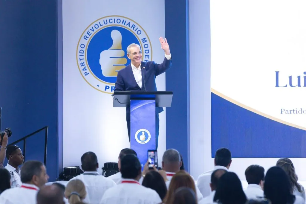 Abinader asume la presidencia del PRM y reivindica la unidad como una de sus prioridades