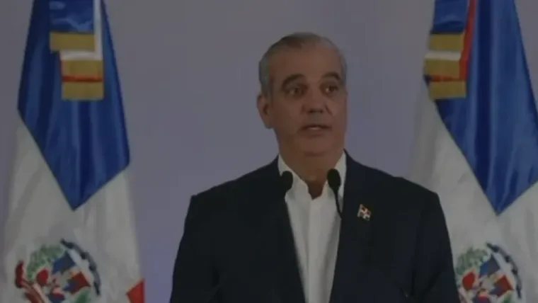 Abinader considera un "despropósito" enseñanza obligatoria