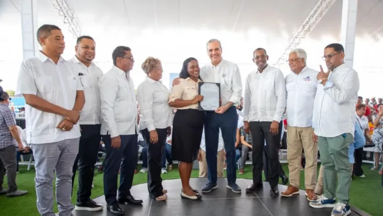 Abinader entrega 1,750 títulos de propiedad a familias de Los