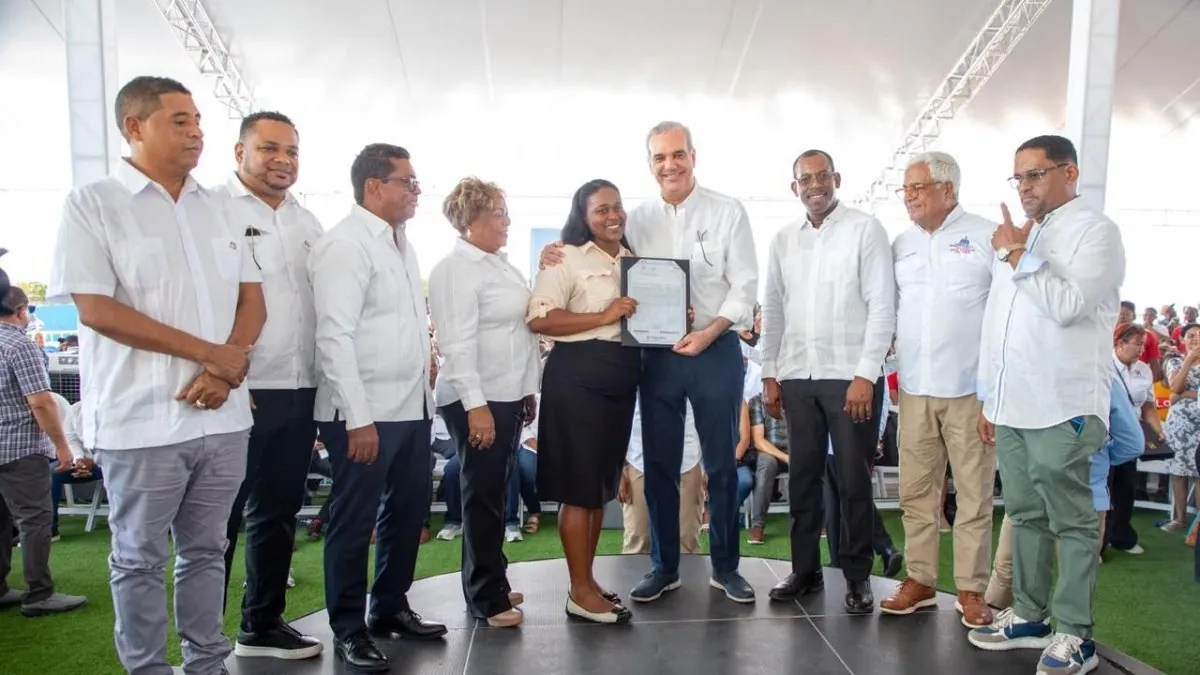 Abinader entrega 1,750 títulos de propiedad a familias de Los Alcarrizos