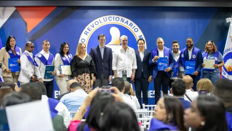 Abinader prioriza formación de dirigentes del PRM y encabeza