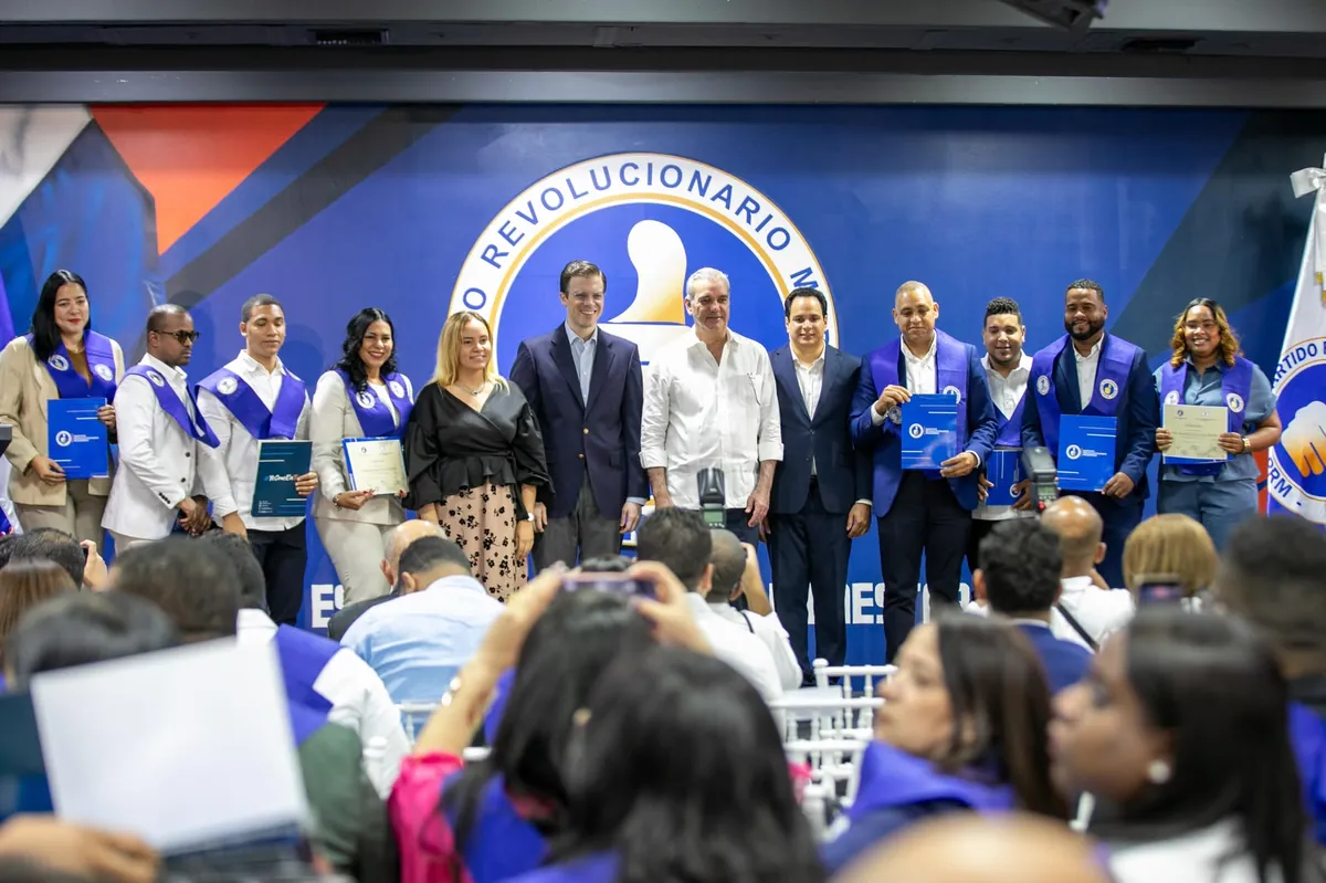 Abinader prioriza formación de dirigentes del PRM y encabeza graduación de 87 participantes