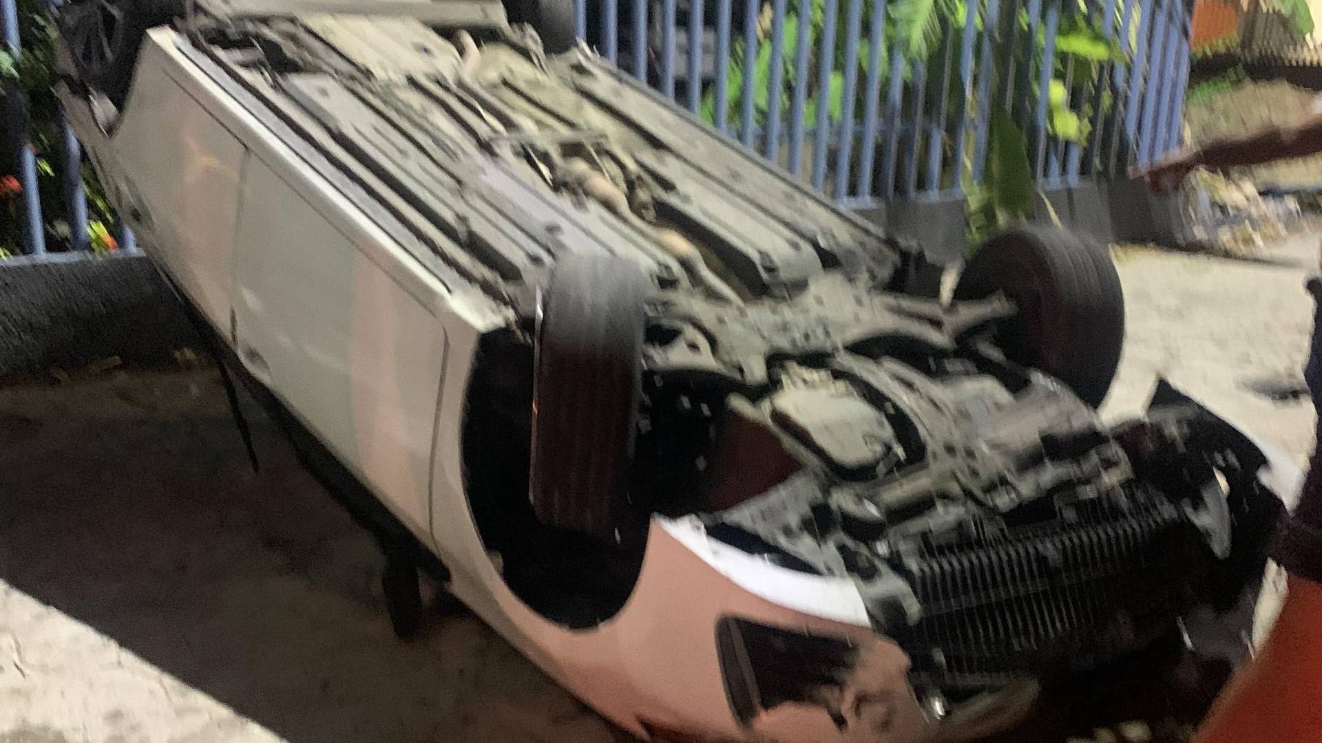 Vehículo volcado en calle Casandra, Barahona
