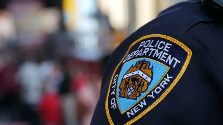 Agente de la policía de NY arrestado por robar en casa de un
