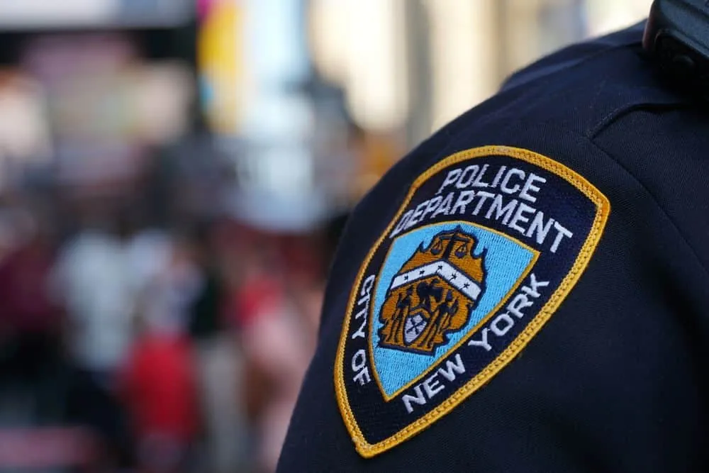 Agente de la policía de NY arrestado por robar en casa de un amigo joyas valoradas en 50 mil dólares