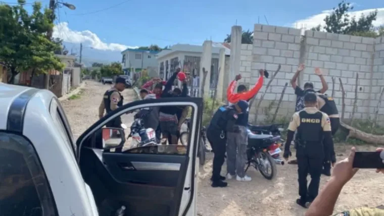 Agentes de Enriquillo ocupan dos armas de fuego y cerca de