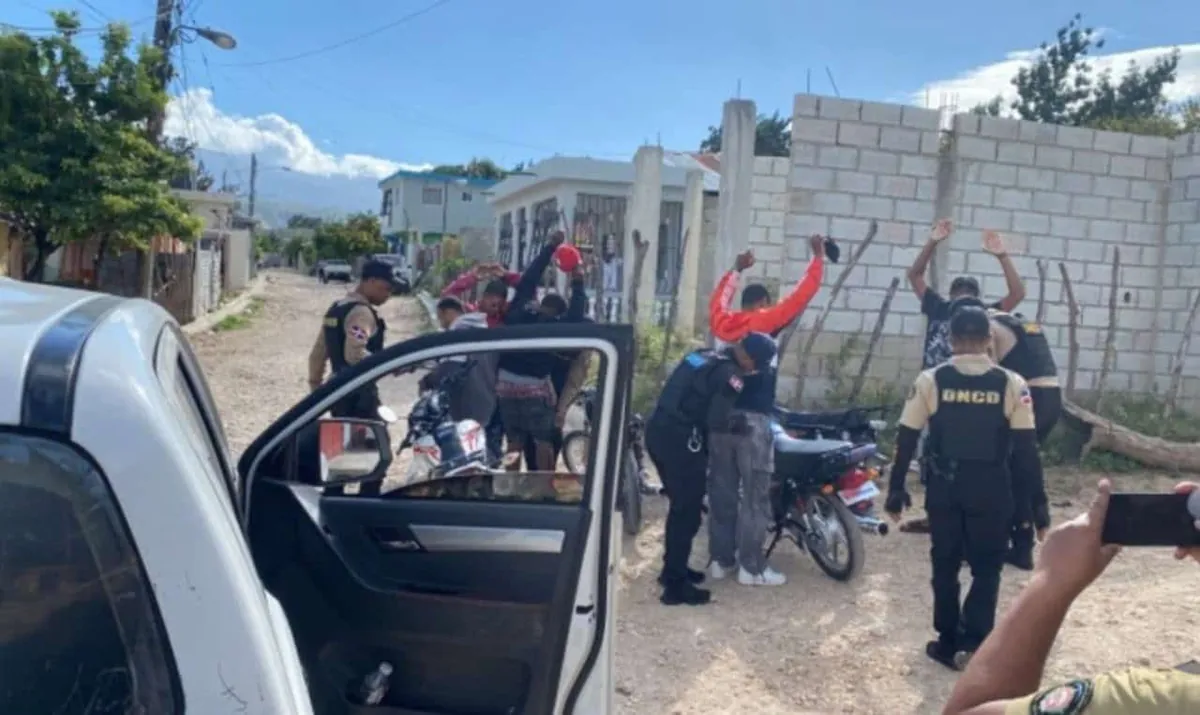Agentes de Enriquillo ocupan dos armas de fuego y cerca de 1,700 gramos de sustancias controladas