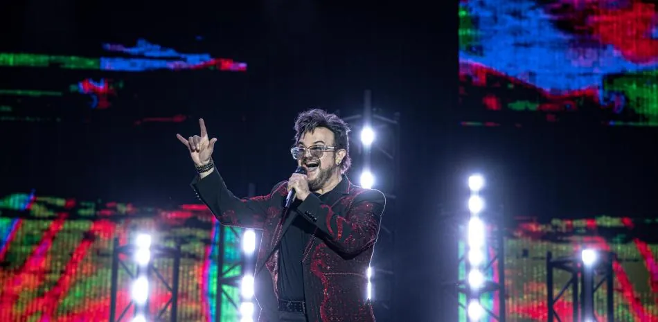 Aleks Syntek aprovecha concierto para despotricar contra el
