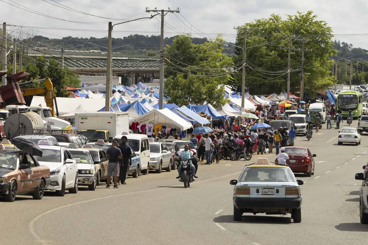 Anuncian medidas para mejorar el tránsito en el Merca Santo Domingo por comercio de pulga