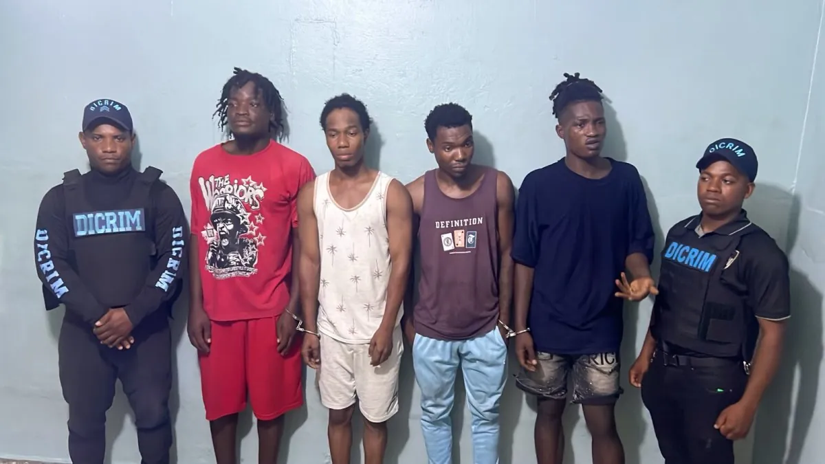 Apresan cinco haitianos penetraron a robar a tienda de El Valiente, Boca Chica
