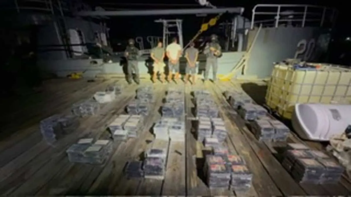 Apresan tres extranjeros con 595 paquetes de presunta cocaína en las costas de Baní