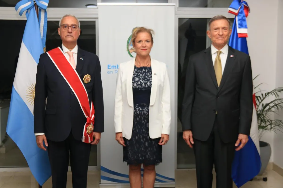 Argentina condecora a exembajador dominicano Gustavo Hernando Castillo con la Orden de Mayo