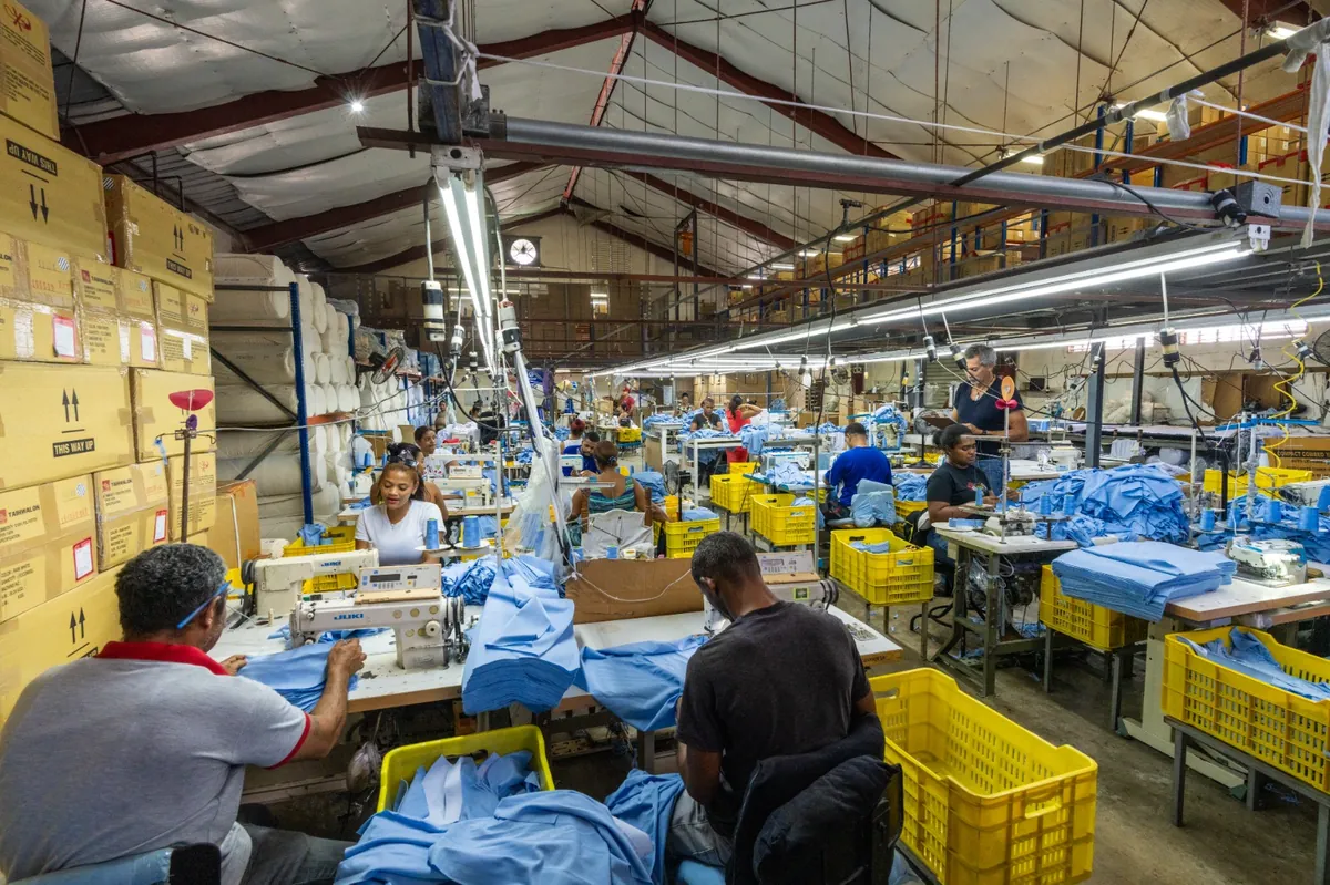 Asociaciones de la industria textil y del calzado respaldan a Adolfo Pérez y reconocen avances en licitación escolar