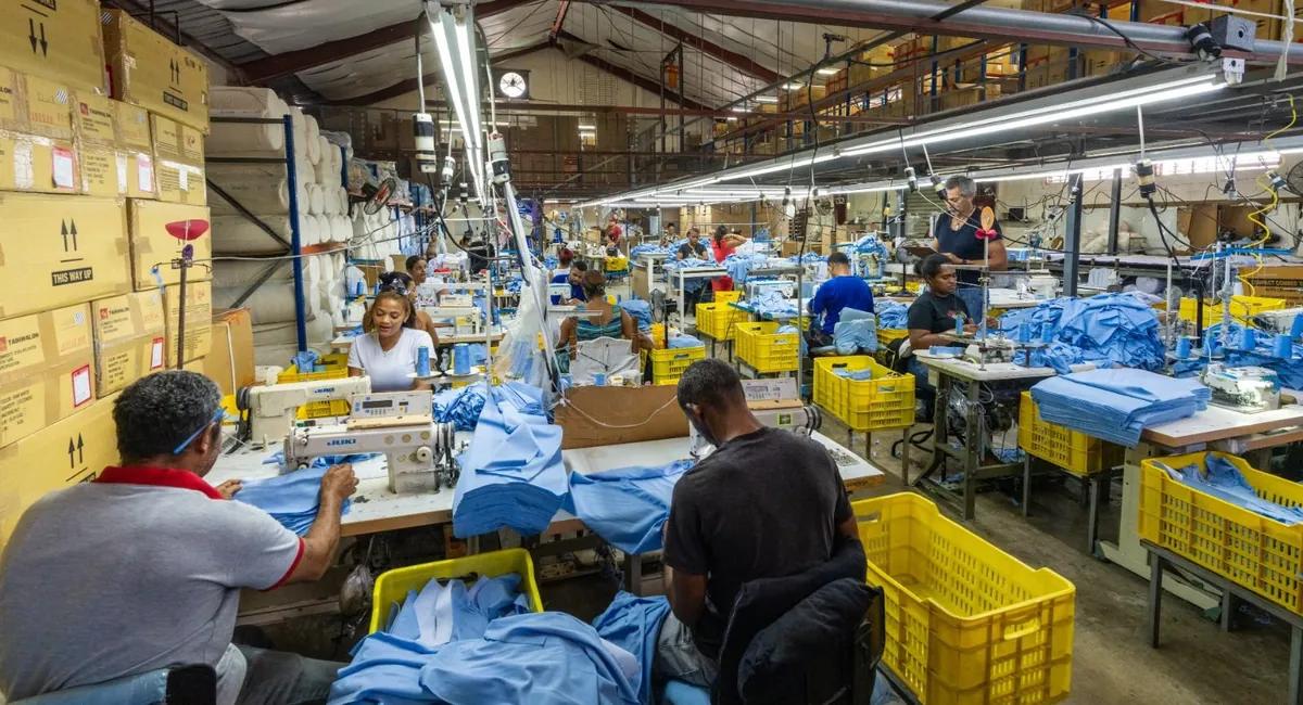Asociaciones textiles y de calzado respaldan proceso de licitación del Inabie