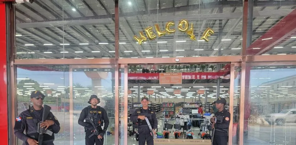 Autoridades continúan intervenciones en comercios chinos de Santiago
