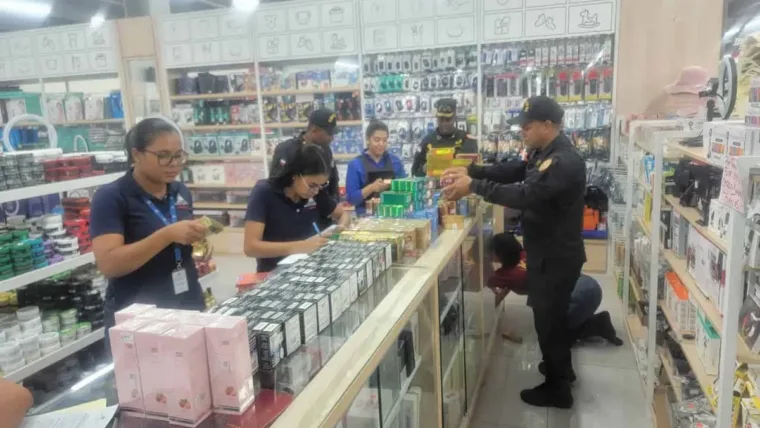 Autoridades decomisan 5,872 productos irregulares en