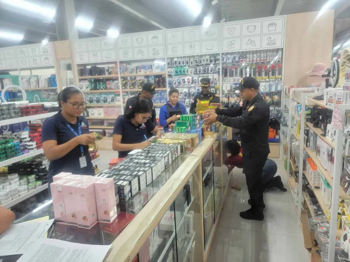 Autoridades decomisan 5,872 productos irregulares en comercios chinos