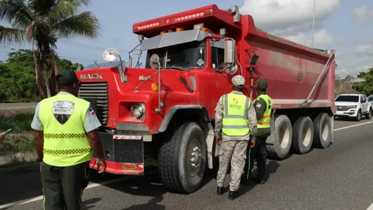 Autoridades fiscalizan 41 vehículos pesados por violar