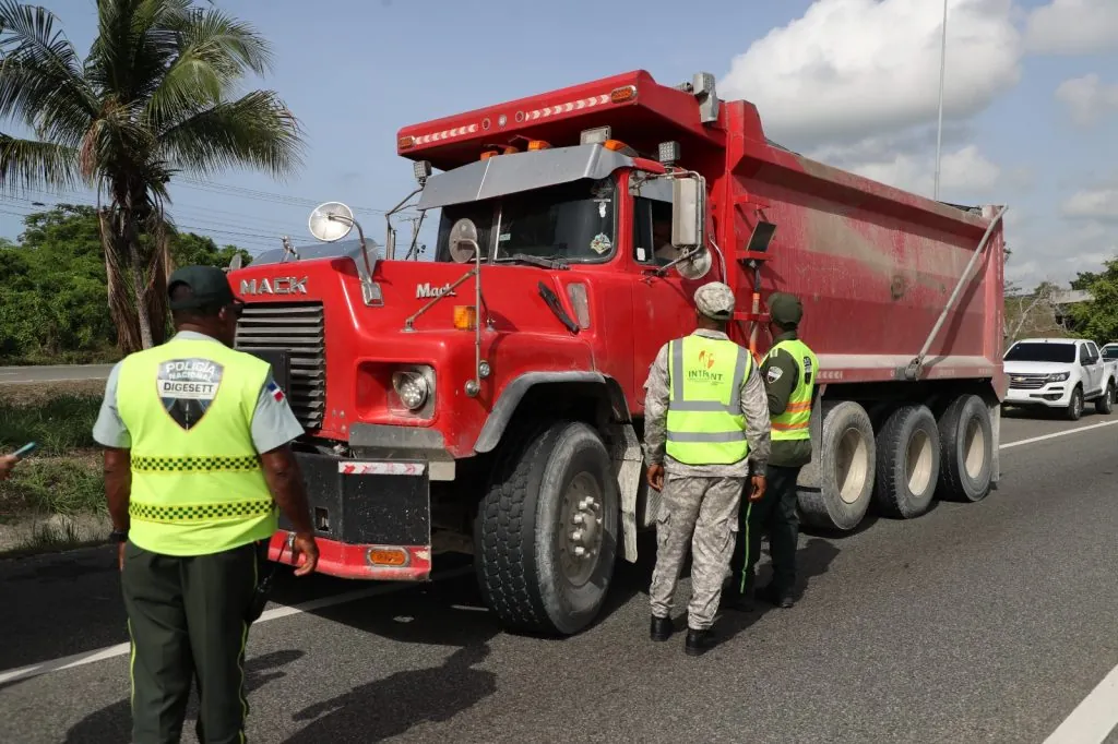 Autoridades fiscalizan 41 vehículos pesados por violar restricción de carril izquierdo