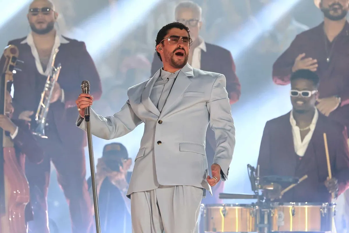 Bad Bunny gana su primer Emmy por el espectáculo de medio tiempo del Super Bowl