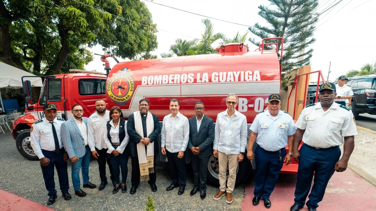 Banco Popular dona 2 camiones de bomberos para reforzar seguridad en La Guáyiga