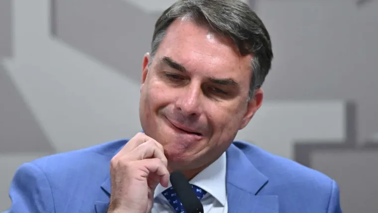 Bolsonaro adelanta a Lula por primera vez en un sondeo sobre