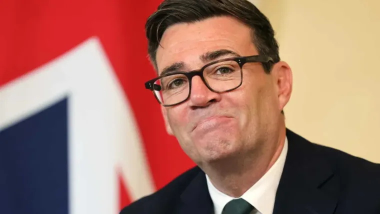 Burnham toma su primera gran medida exterior al sancionar