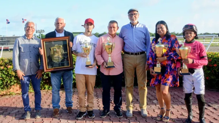 Caramelo A gana Clásico Felo Flores y honran a Élido Núñez en