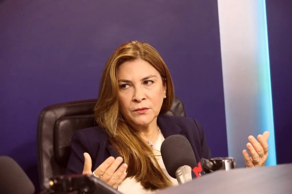 Carolina Mejía defiende aplicación de la Ley de Migración y plantea un “muro económico” en la frontera