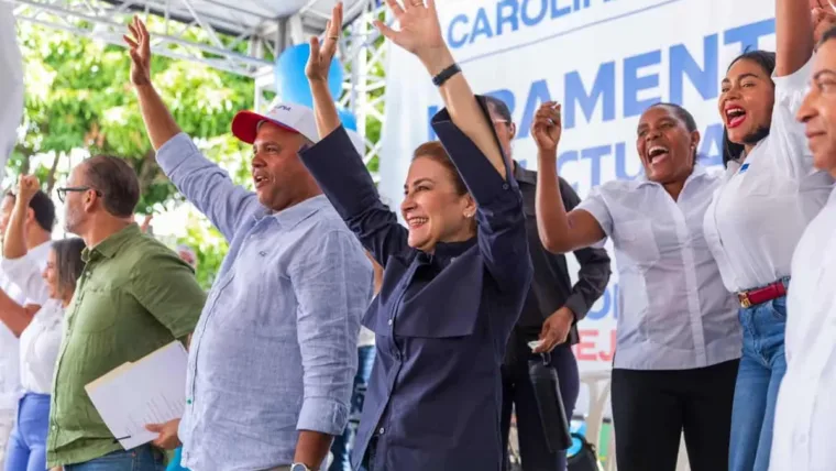 Carolina Mejía fue a Ocoa y a Peravia y prometió continuar
