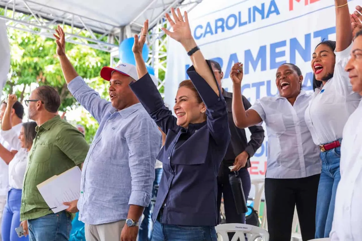 Carolina Mejía fue a Ocoa y a Peravia y prometió continuar las obras del presidente Abinader