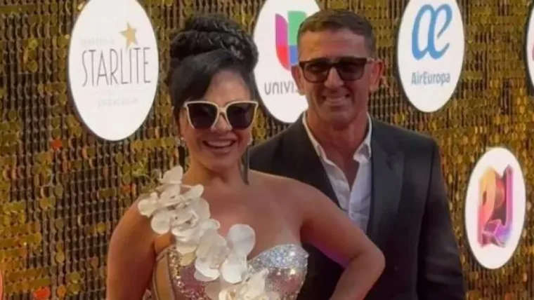 Carolina Sandoval presenta a su novio durante la alfombra de