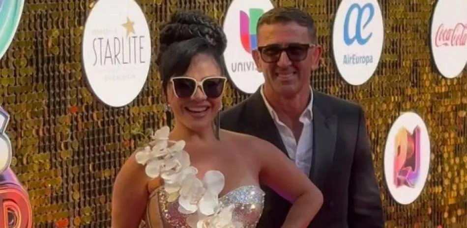 Carolina Sandoval presenta a su novio durante la alfombra de Premios Juventud 2026