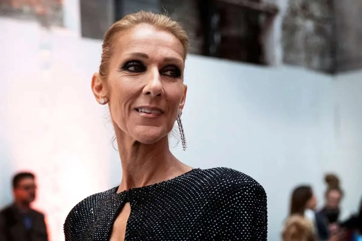 Céline Dion regresa este sábado a los escenarios en París tras seis años de ausencia