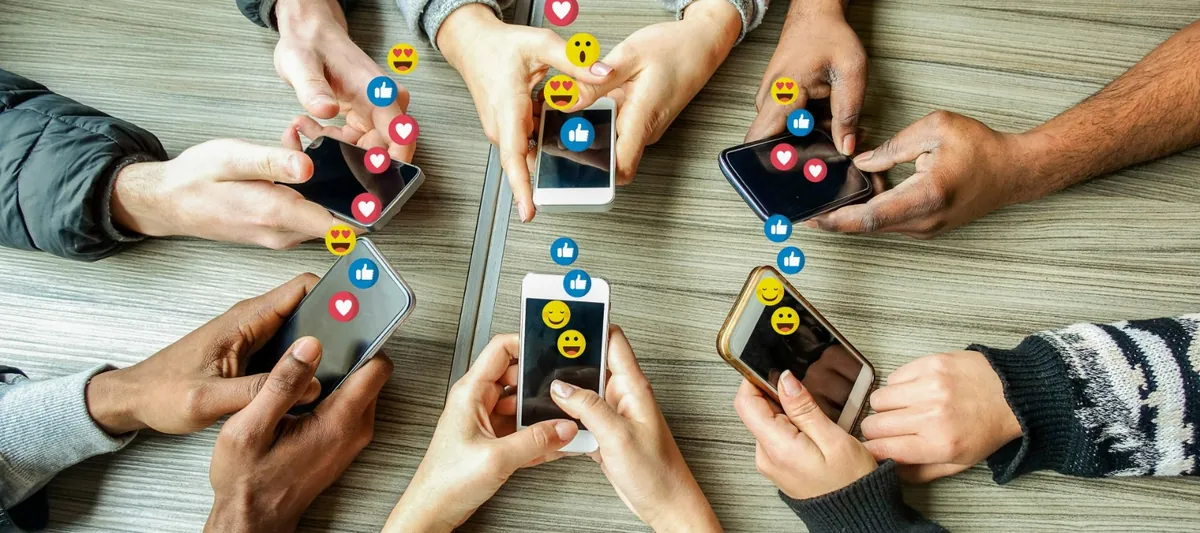 Cleveland Clinic revela que, pese a desconfiar de internet, algunos hombres dejan que las redes sociales influyan en su conducta