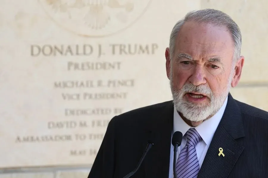 Colonos israelíes irrumpen en un pueblo palestino durante la visita del embajador de EE.UU