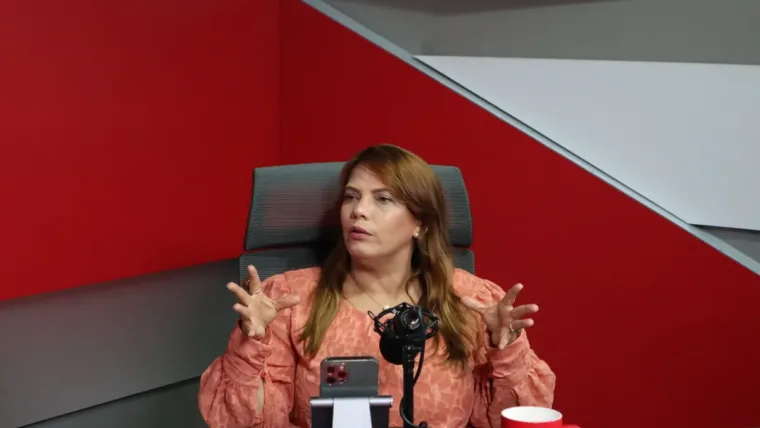 Comunicadora cuestiona normalización de uniones entre adultos