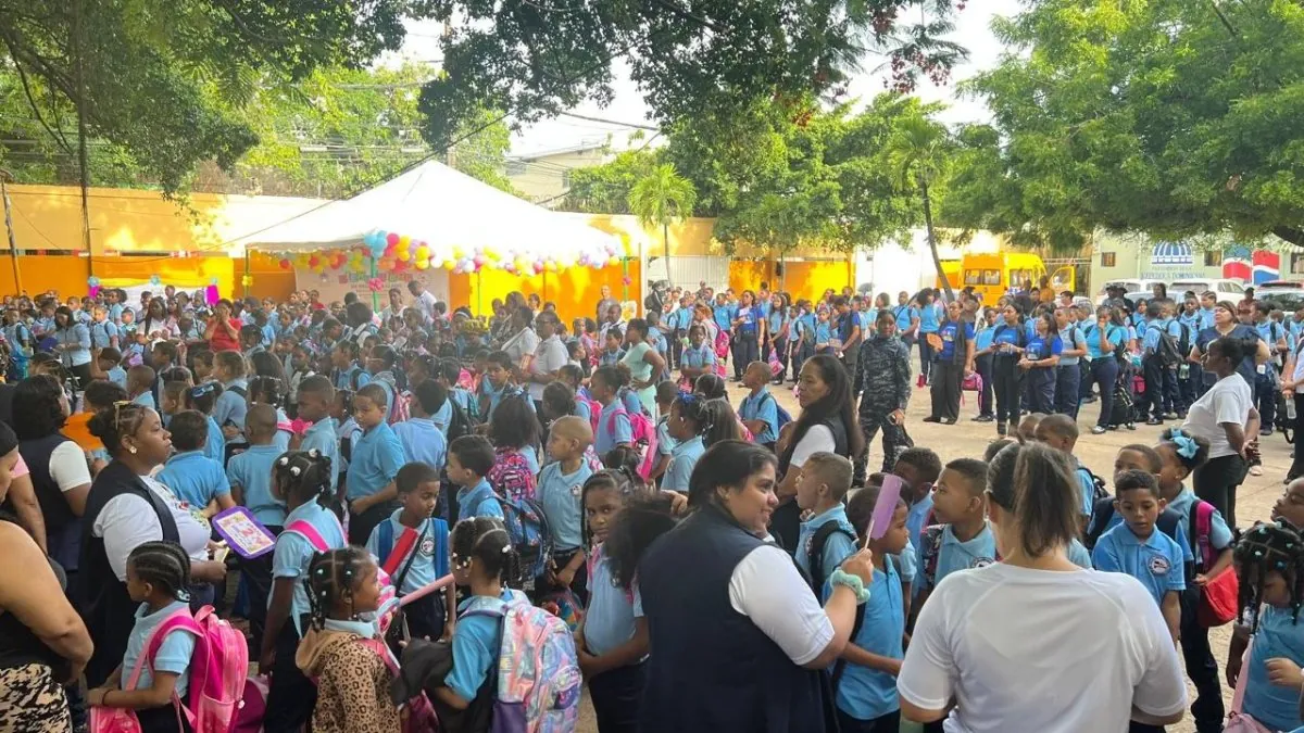 Con entusiasmo y asistencia variable inicia el retorno a las aulas en el Distrito Nacional