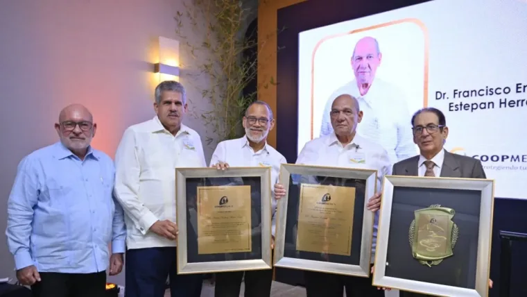COOPMEDICA reconoce la trayectoria de médicos cooperativistas