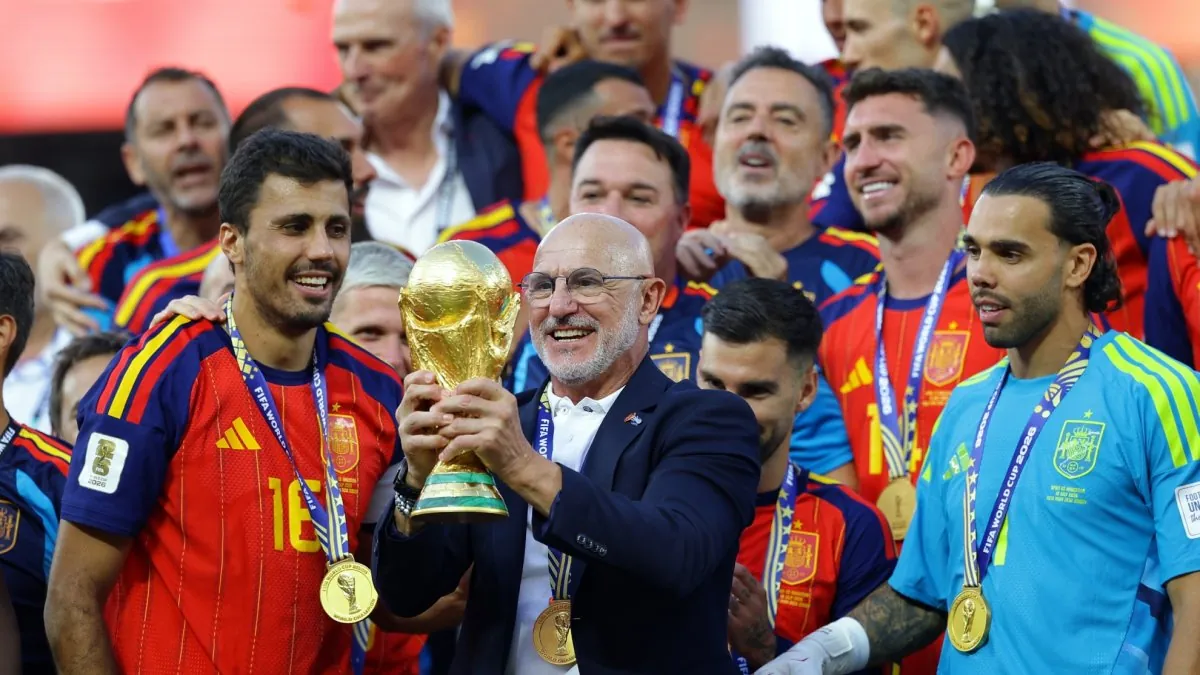 De la Fuente, Arteta, Luis Enrique, Emery y Kompany, nominados al Balón de Oro 2026