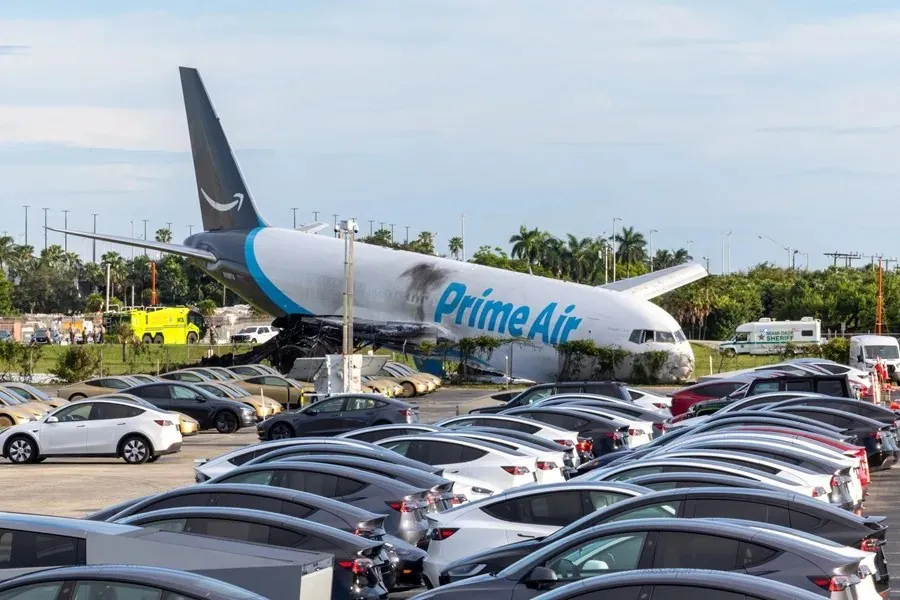 Demandan a Amazon por el accidente de un avión de carga que dejó cinco muertos en Miami