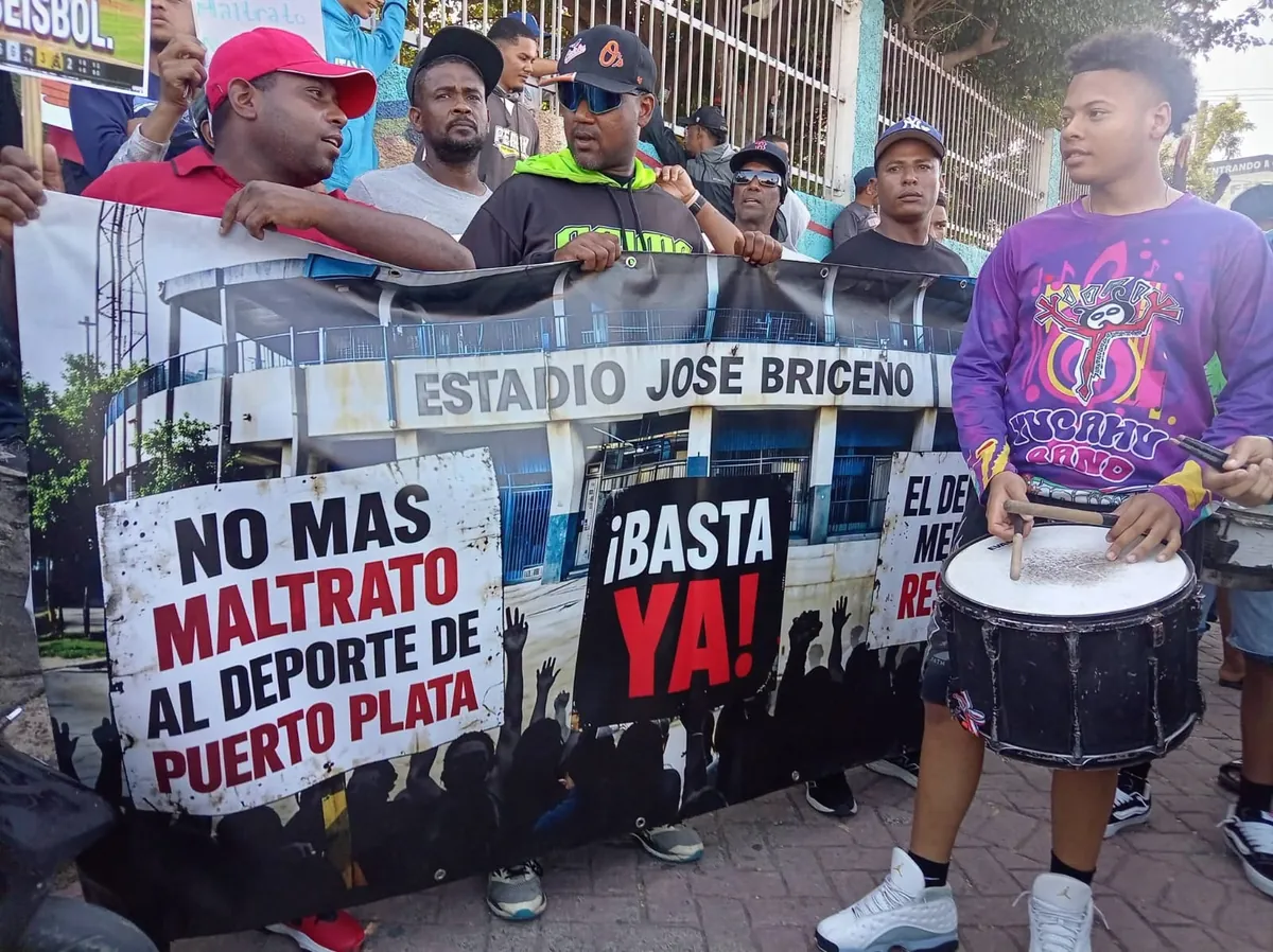 Deportistas marchan en Puerto Plata; exigen destituir presidente Patronato del Estadio José Briceño
