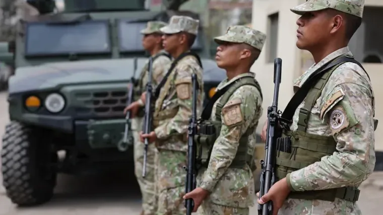 Detienen ocho estudiantes de colegio militar de Perú por