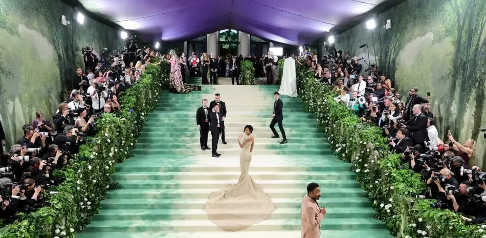 Diseñadores vivos que merecen un reconocimiento en la Met Gala además de John Galliano