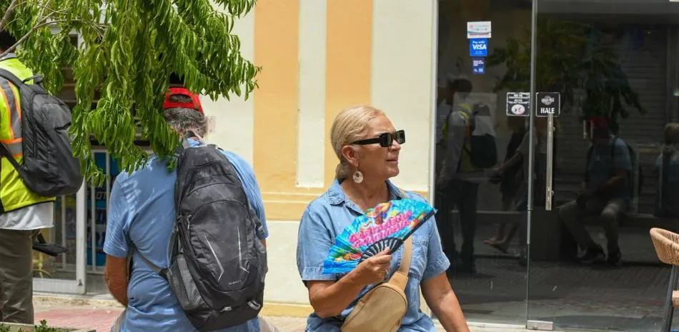 Domingo con temperaturas calurosas y polvo del Sahara; se esperan lluvias por vaguada en la tarde